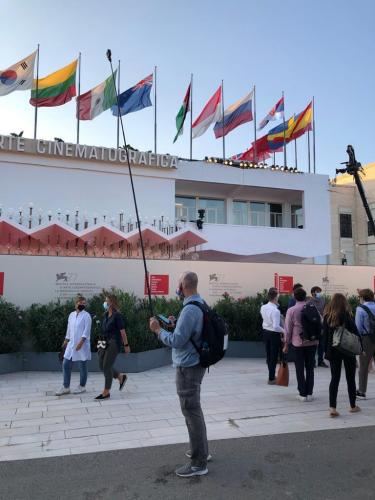 Quando le barriere ti impediscono di vedere il red carpet... ogni mezzo è lecito!