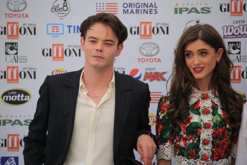 Natalia Dyer e Charlie Heaton ("Stranger things" serie Netflix)