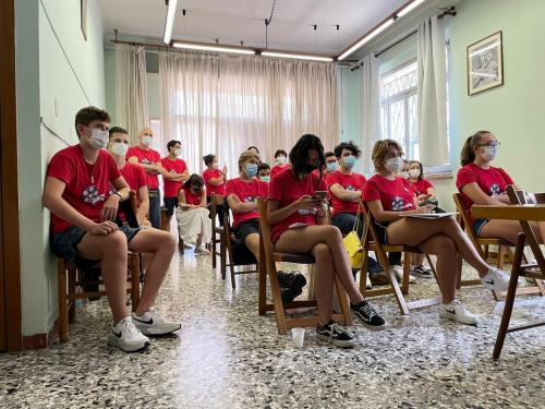 Ancona assiste al dibattito in sala
