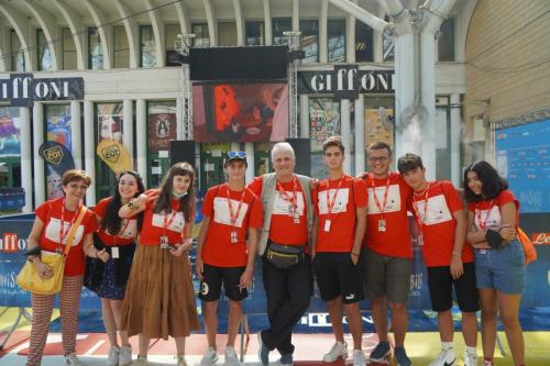 (27 luglio) Foto di gruppo davanti alla sala Truffaut