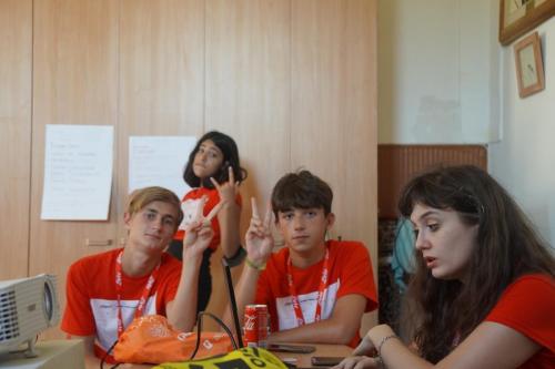 (29 luglio) Davide, Damiano e Martina facce buffe mentre Irene spiega