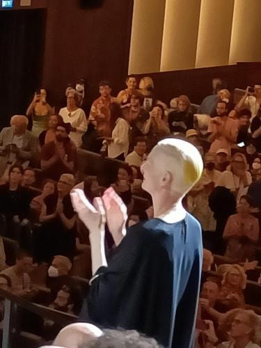 Accompagnata da Tilda Swinton in sala